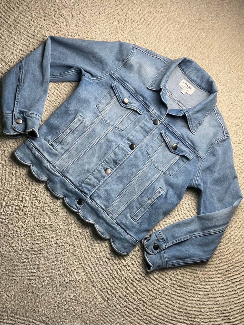 Frame Denim Women’s Willoughby Scallop Hem Light Blue Jean Jacket Size Medium - Picture 2 of 16